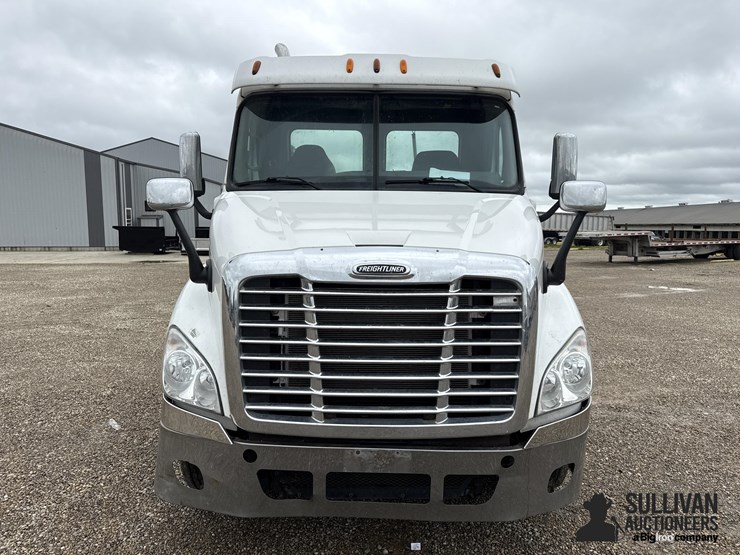 2011-freightliner-cascadia-truck-tractor-image-2