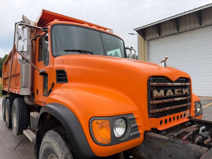 #1471-•-2003-mack-713v-granite-tri-axle-dump-truck-image-38