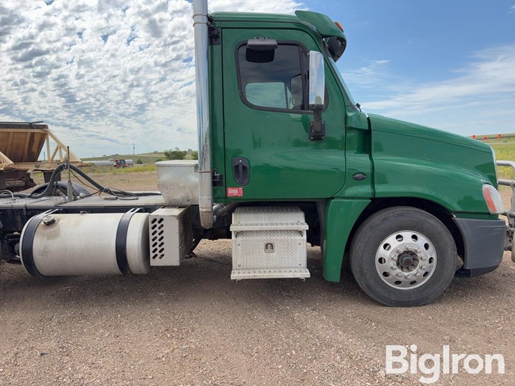 2015-freightliner-cascadia-125-image-16