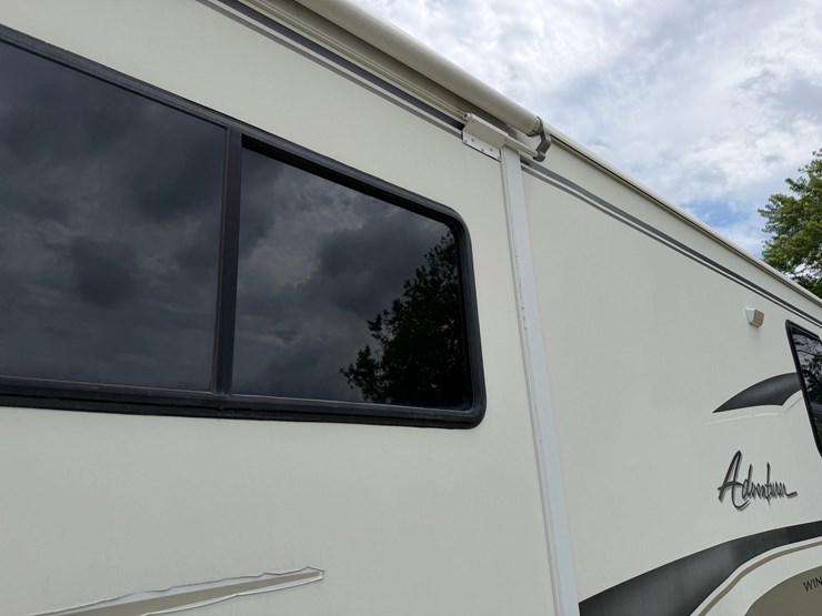 #1490-•-2001-winnebago-adventurer-image-17
