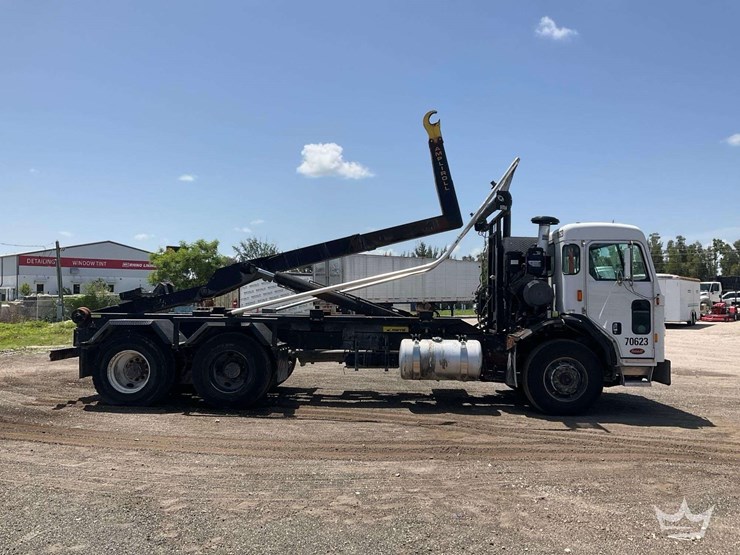 2015-peterbilt-320-image-4
