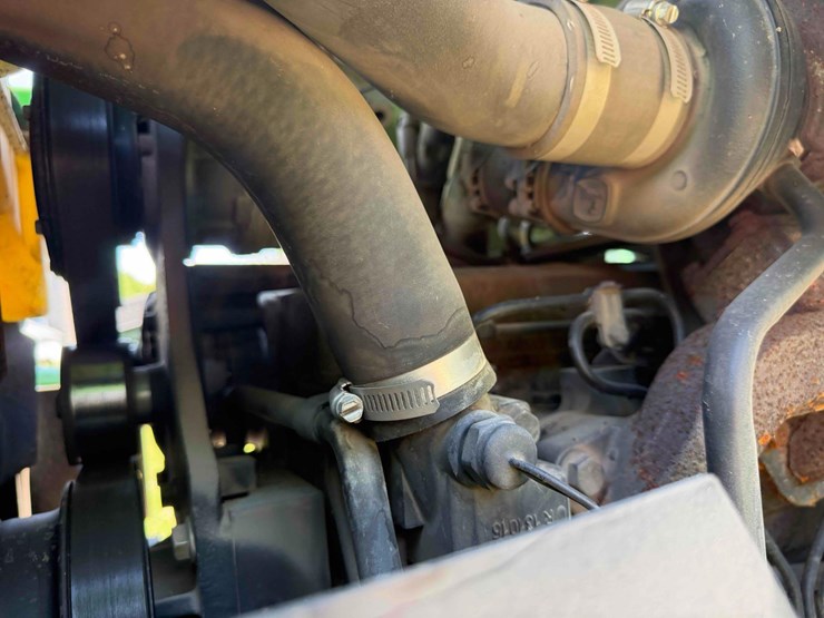 2011-john-deere-5101e-image-21