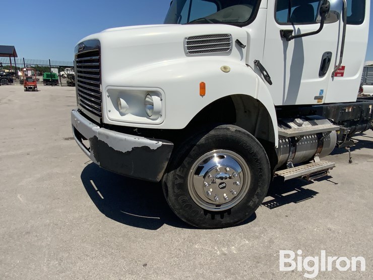 2010-freightliner-m2-106-image-13