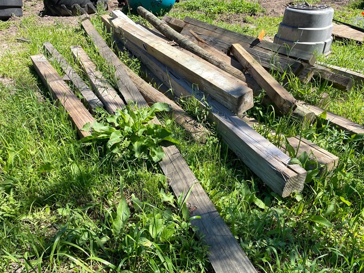 #7129-•-pile-of-used-wooden-posts-image-3