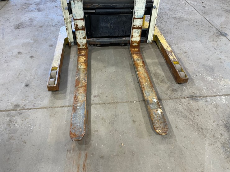 #6063-•-yale-electric-pallet-stacker-image-8