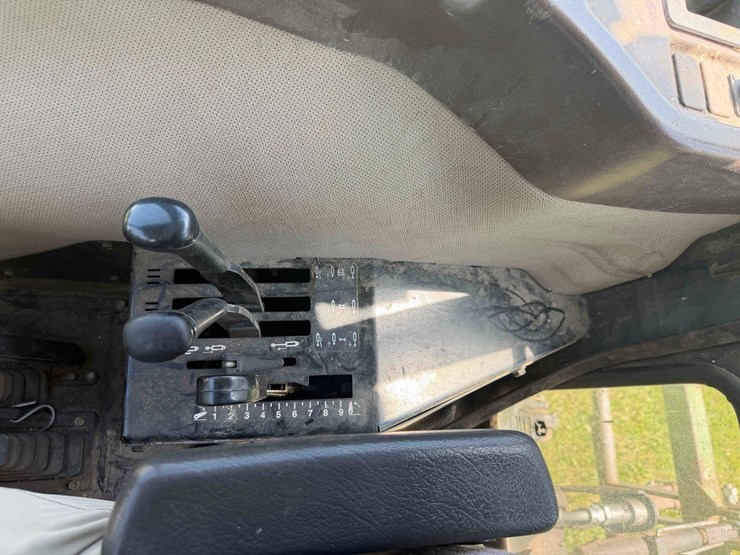 2011-john-deere-5101e-image-31