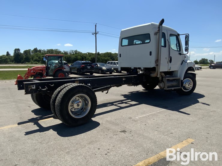 2010-freightliner-m2-106-image-5