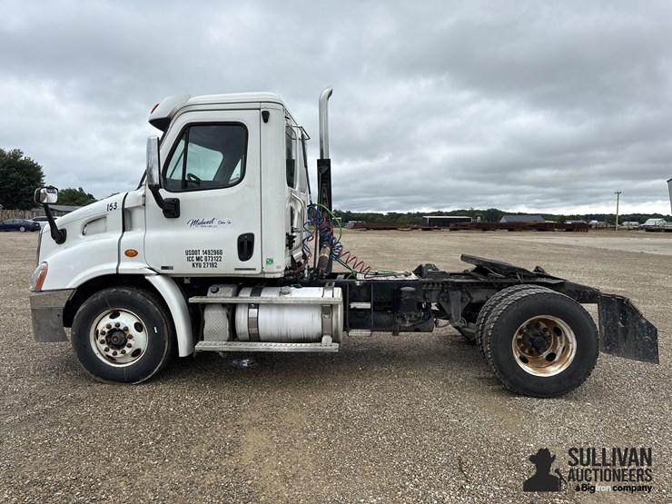 2011-freightliner-cascadia-truck-tractor-image-8