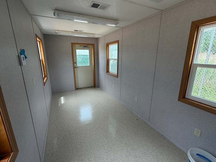 #1462-•-40"-container-office-image-12