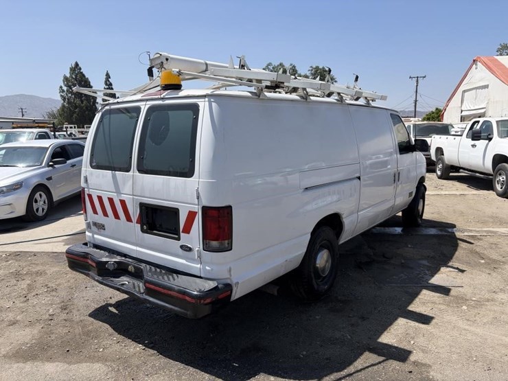 2002-ford-e350-image-3
