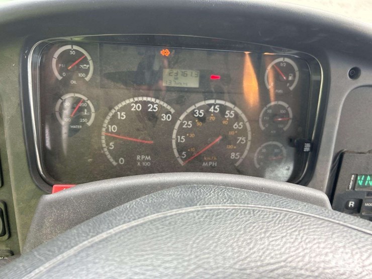 2009-freightliner-m2-106-image-12