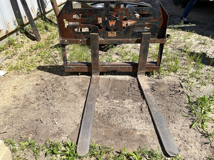 #7111-•-set-of-pallet-forks-image-2