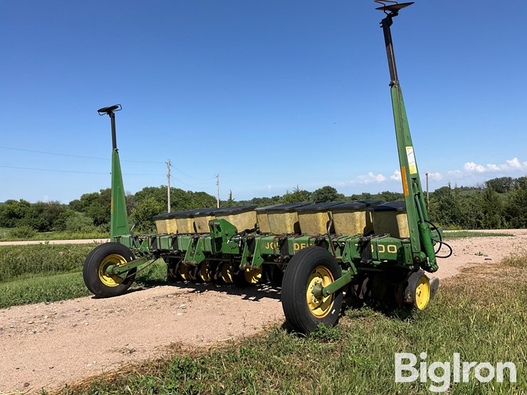 john-deere-7300-image-1