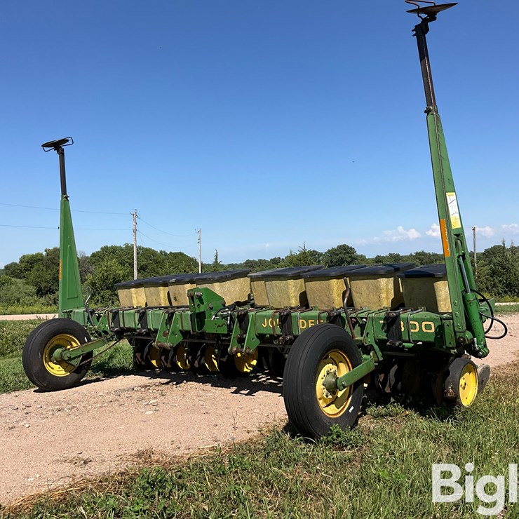JOHN DEERE 7300