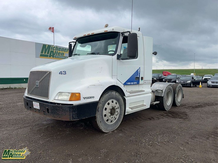 2001-volvo-vnl-t/a-day-cab-tractor-image-1
