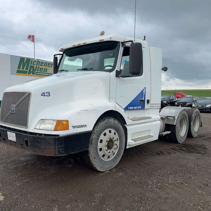 2001 Volvo VNL T/A Day Cab Tractor