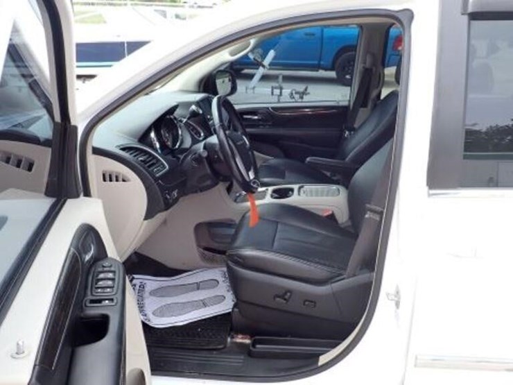 2016-chrysler-town-&-country-image-15