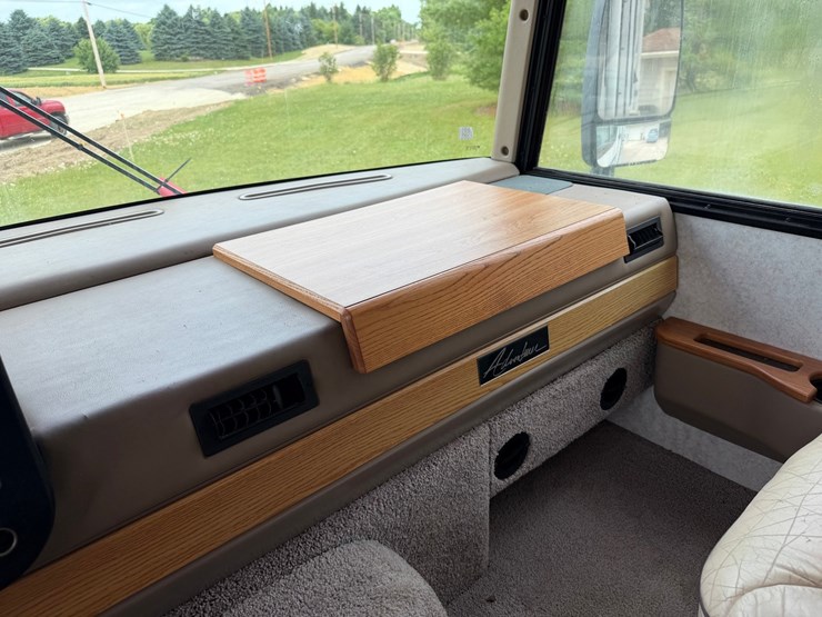 #1490-•-2001-winnebago-adventurer-image-78