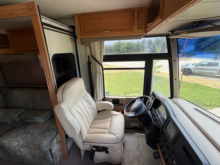 #1490-•-2001-winnebago-adventurer-image-91