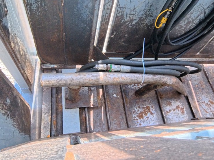 #1057-•-molly-mfg,-silencer-hydraulic-cattle-chute-image-14