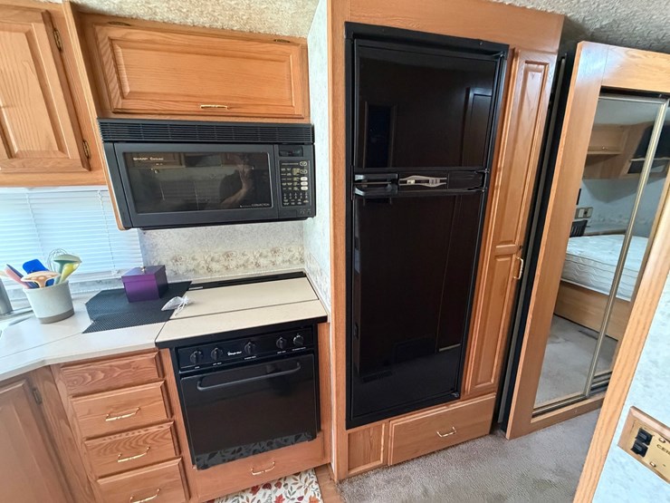 #1490-•-2001-winnebago-adventurer-image-112