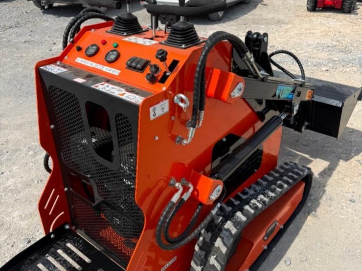 skid-steer-loader-ft36c,-electric-start,-open-operator-station-image-3