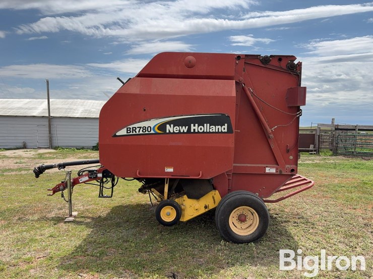 2004-new-holland-br780-image-8