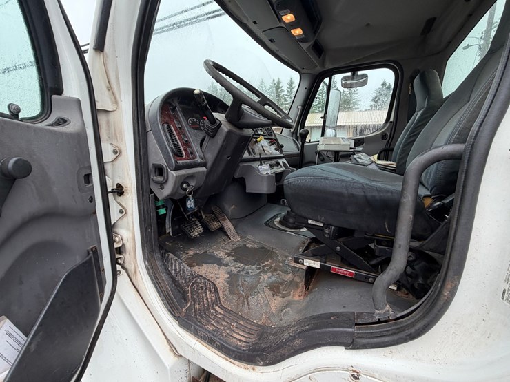 #1797-•-1996-freightliner-m2-lp-truck-image-56