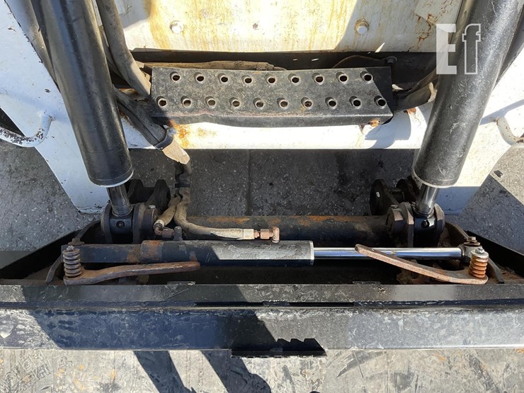 2005-bobcat-s300-image-10