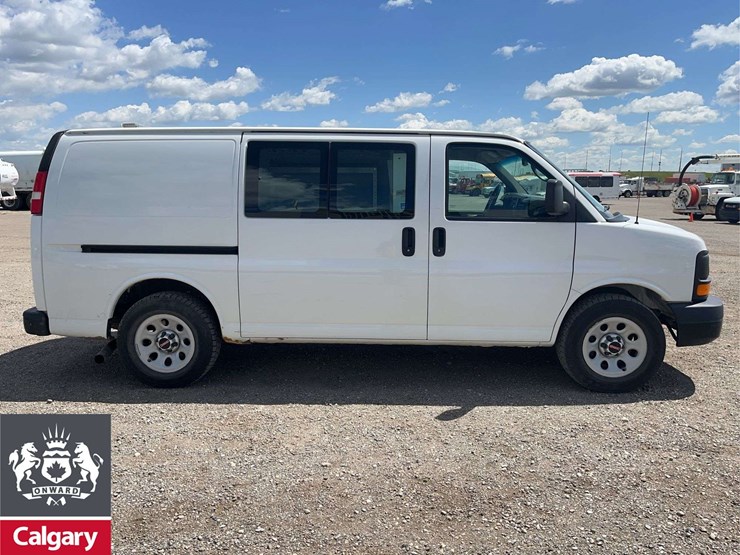 2014-gmc-savana-cargo-van-image-6