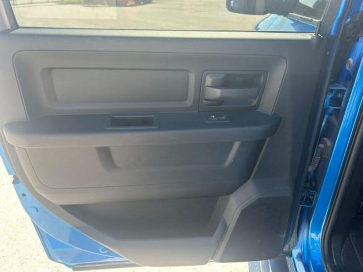 2021-ram-1500-classic-image-39