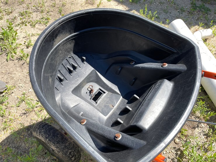 #7115-•-agri-fab-lawn-spreader-image-9