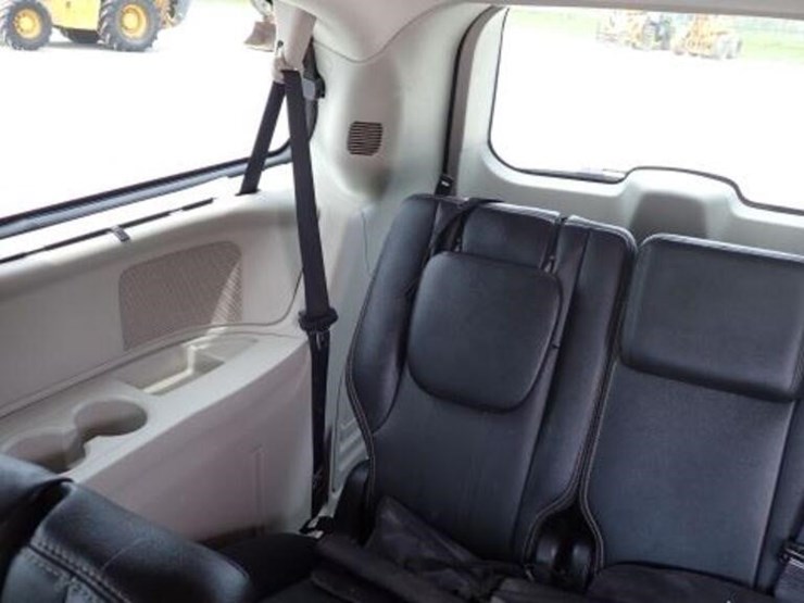 2016-chrysler-town-&-country-image-30