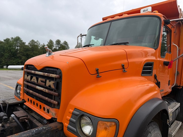 #1471-•-2003-mack-713v-granite-tri-axle-dump-truck-image-37