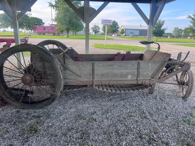 #5595-•-john-deere-wooden-draper-spreader-image-9
