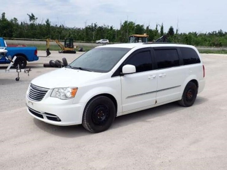 2016-chrysler-town-&-country-image-1
