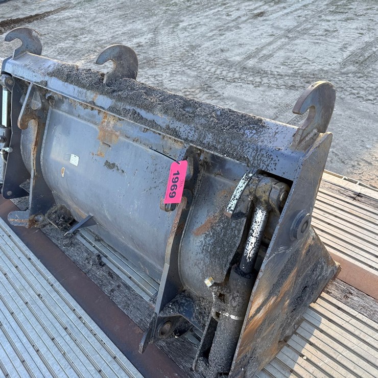 #1969 • CNH 4 In 1 Bucket