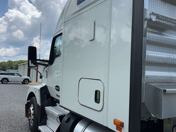 2022-kenworth-t680-image-15