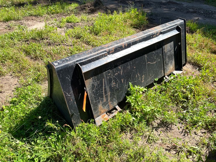 #7121-•-universal-mount-skid-steer-bucket-image-7