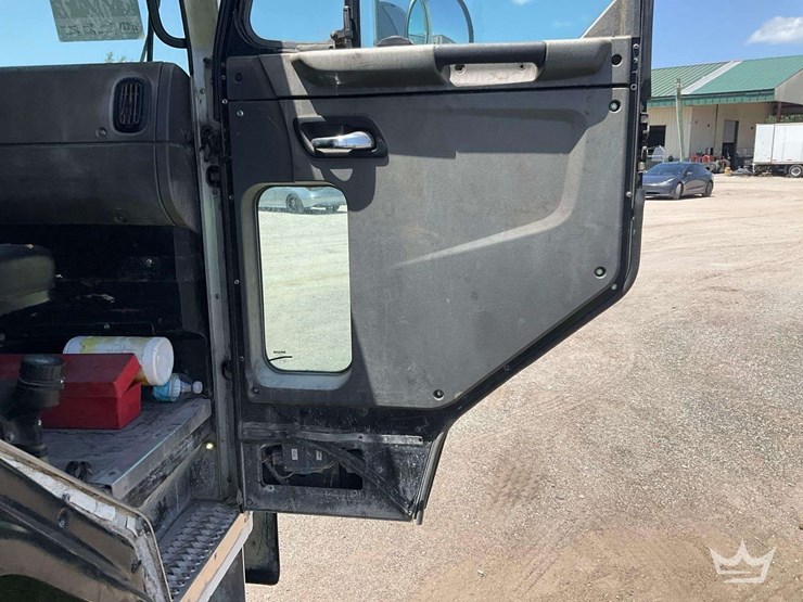 2015-peterbilt-320-image-37