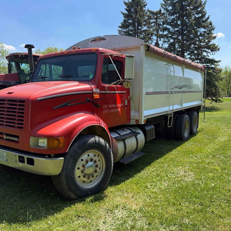 2001 INTERNATIONAL 8100