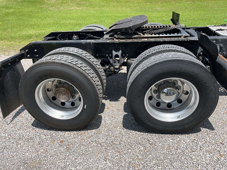 2022-kenworth-t680-image-8