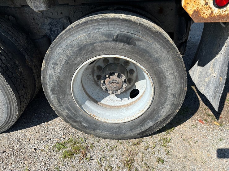 2000-freightliner-fl80-image-75