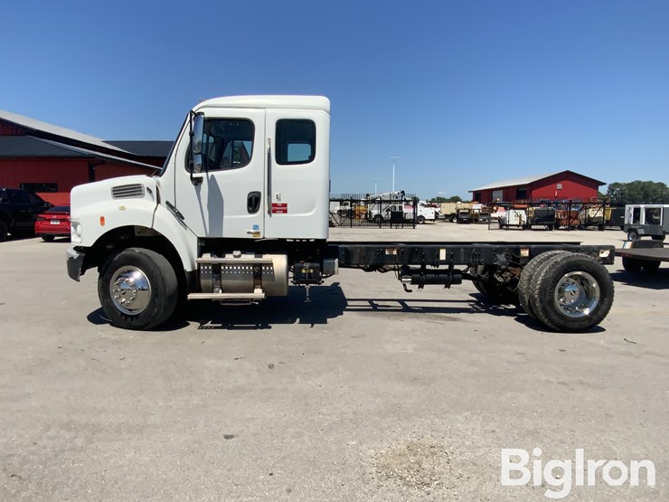 2010-freightliner-m2-106-image-8