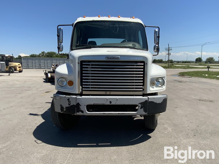 2010-freightliner-m2-106-image-2