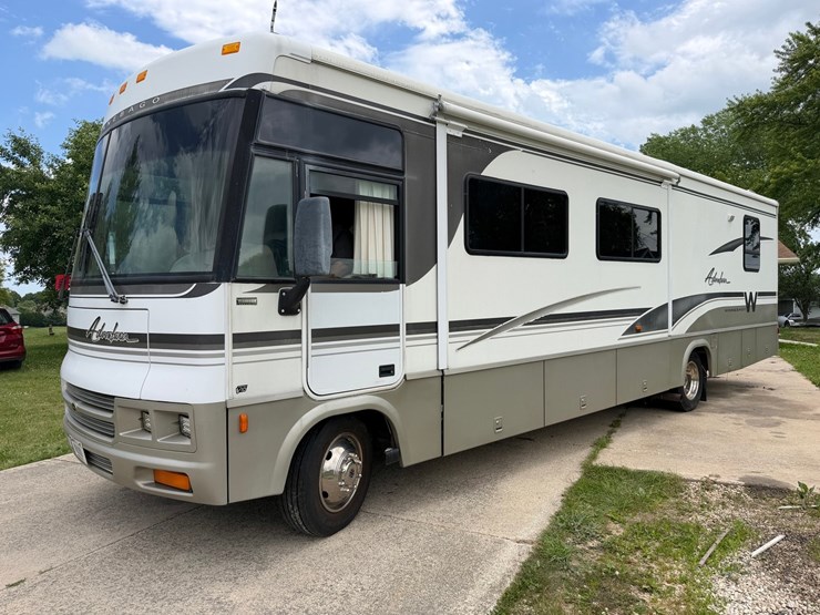 #1490-•-2001-winnebago-adventurer-image-1
