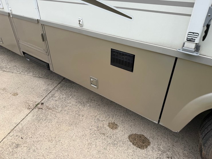 #1490-•-2001-winnebago-adventurer-image-33