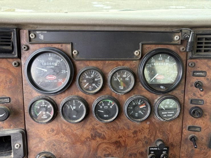 2002-peterbilt-330-image-25
