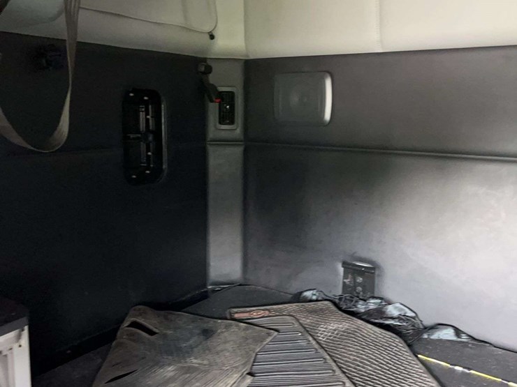 2022-kenworth-t680-image-26