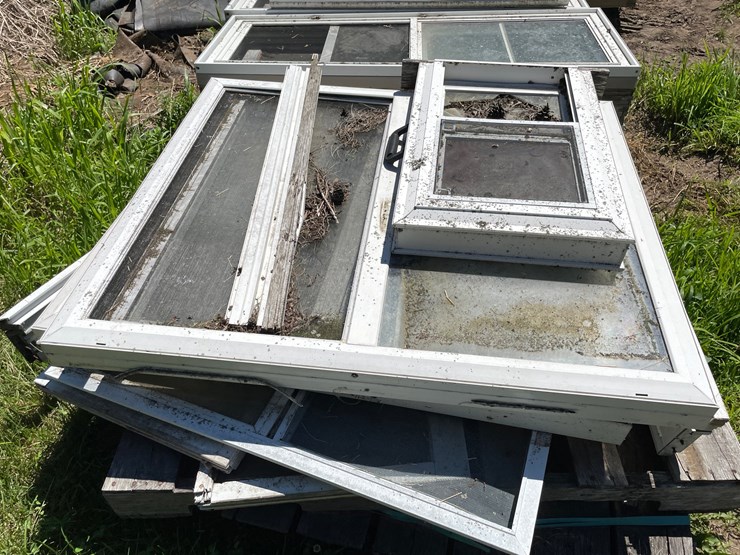 #7140-•-(2)-pallets-of-windows-and-(2)-doors-image-6